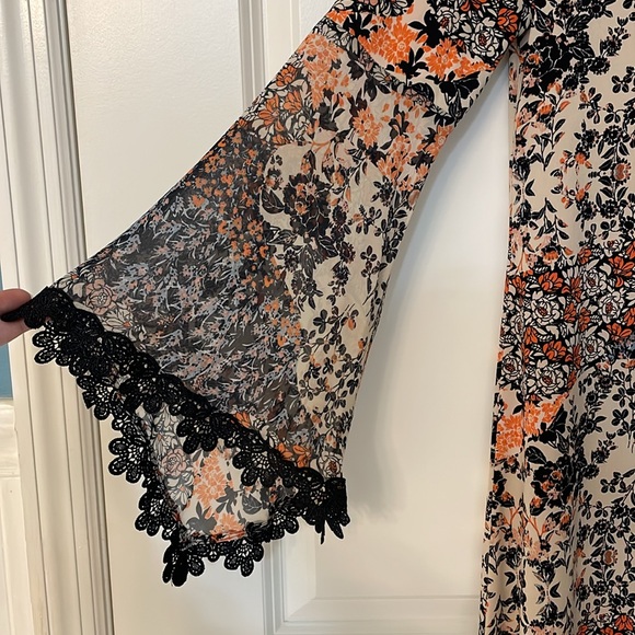 Dressbarn Bohemian Floral Mini Dress w/ Lace Detail Sleeves & open back, size 6 - Picture 2 of 6